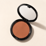 Bronzing compact πούδρα με κυματιστό ανάγλυφο σε φωτεινό φόντο
