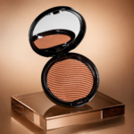 Ανοιχτή bronzing compact πούδρα με καθρέφτη σε bronze σκηνικό