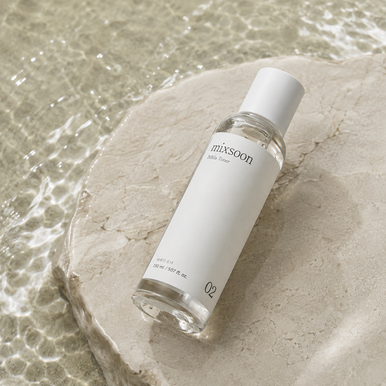 chat22 Mixsoon Bifida Toner 150ml πάνω σε φυσική πέτρα δίπλα σε νερό