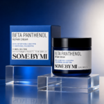Επανορθωτική κρέμα SOME BY MI Beta Panthenol σε μπλε σκηνικό